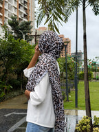 Premium White Leopard Print Lightweight Chiffon Hijab with Elegant Flowing Drape (175 x 75 cm)