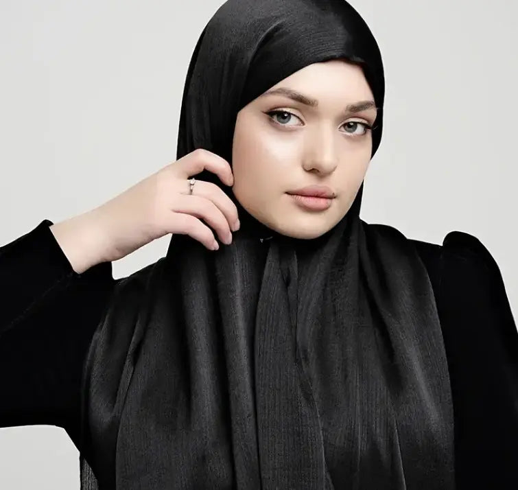 Muna Satin Black